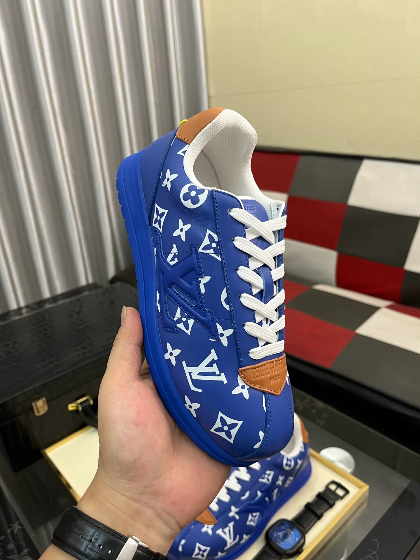 Men's shoes 💰700⌚️⌚️LV TARINE Louis Vuitton x Tyler joint model Donkey brand L family embossed couple style casual sneakers skate shoes original purchase and development This LV Trainer sneaker comes from the Louis Vuitton and Tyler collaboration series. The Monogram pattern and brand logo are transformed into nubuck calf leather embossing and side decoration respectively, witnessing the artist's creative interpretation of classic elements. The deep tones accentuate the complex upper, which requires hours of craftsmanship to complete. Exquisitely packaged at the delivery counter🛍📦 ▪️Fabrics: Original customized first-layer cowhide ▪️Inner lining: Original customized breathable mesh ▪️Outsole: Original open-molded two-color TPU combination outsole ▪️Sole thickness: 3CM ▪️Size: Women's 35-40 / Men's 38-46